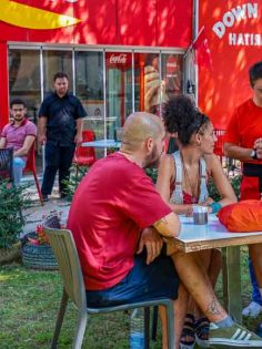 DOWN KAFE’DE HEM ÇALIŞIYOR HEM SOSYALLEŞİYORLAR