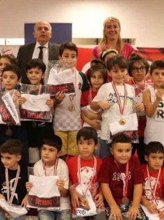 TURNUVAYA KATILAN SPORCULAR ÖDÜLLENDİRİLDİ