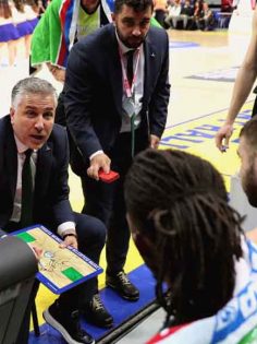 MERKEZEFENDİ BASKET HOCASININ ARKASINDA