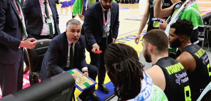 MERKEZEFENDİ BASKET HOCASININ ARKASINDA