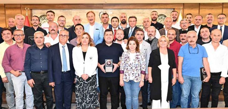 DTO MECLİS ÜYELERİNE PLAKET