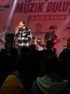 GENÇLER HEM SÖYLEDİ HEM EĞLENDİ