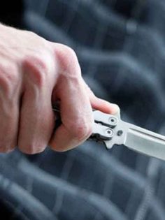 AKRABALAR ARASINDA BIÇAKLI KAVGA: 4 YARALI