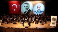 ULU ÖNDER, SEVDİĞİ ŞARKILARLA ANILDI