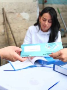 MERKEZEFENDİLİ ÖĞRENCİLERE BANKA KARTLARI TESLİM EDİLDİ