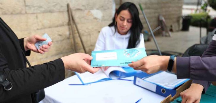 MERKEZEFENDİLİ ÖĞRENCİLERE BANKA KARTLARI TESLİM EDİLDİ