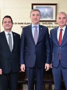 KAZAKİSTAN BÜYÜKELÇİSİ’NDEN BAŞKAN ZOLAN’A ZİYARET