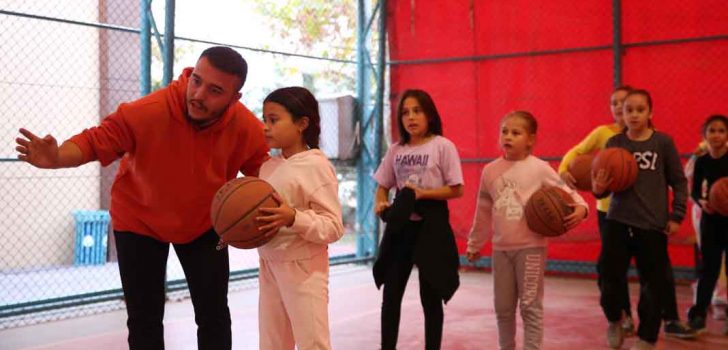MERKEZEFENDİ’DE HER GÜN BİNLERCE KİŞİ SPOR YAPIYOR