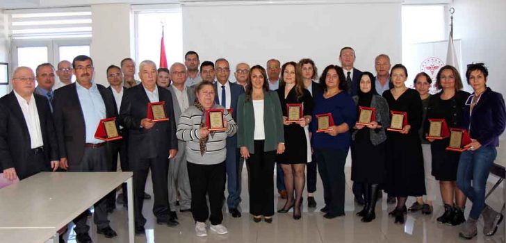 EMEKLİYE AYRILAN PERSONELE PLAKET