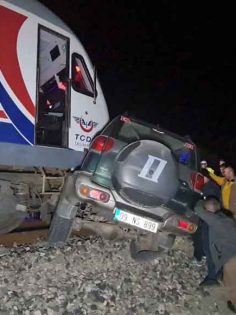 DENİZLİ TRENİ OTOMOBİLE ÇARPTI: 1 ÖLÜ