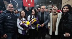 DÜNYA ŞAMPİYONLARI ÇİÇEKLERLE KARŞILANDI