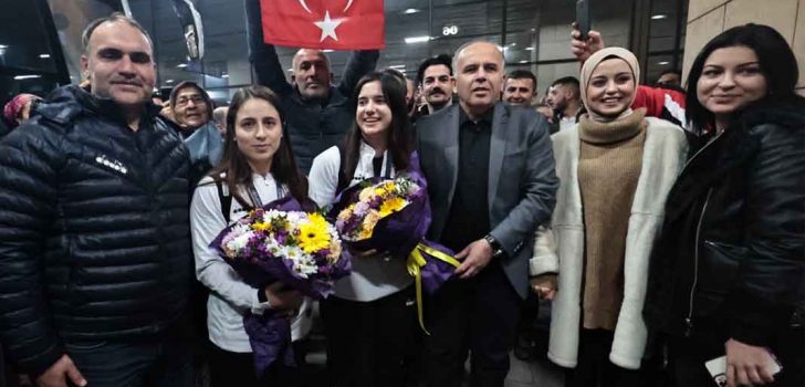 DÜNYA ŞAMPİYONLARI ÇİÇEKLERLE KARŞILANDI