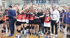 VOLEYBOL KÜÇÜKLERDE ŞAMPİYONLAR KUPASINI ALDI