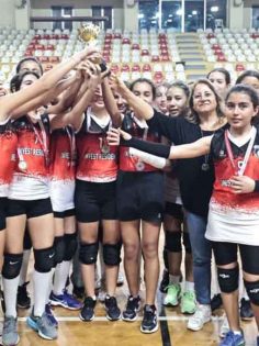 VOLEYBOL KÜÇÜKLERDE ŞAMPİYONLAR KUPASINI ALDI