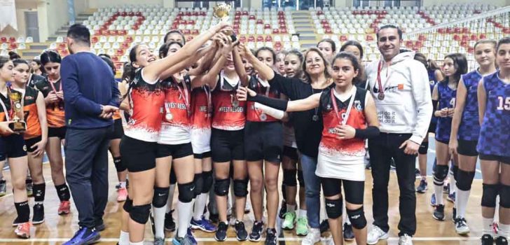 VOLEYBOL KÜÇÜKLERDE ŞAMPİYONLAR KUPASINI ALDI