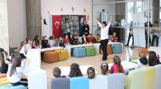 MİNİKLER ‘MASAL SAATİ’NDE KEYİFLİ VAKİT GEÇİRDİ