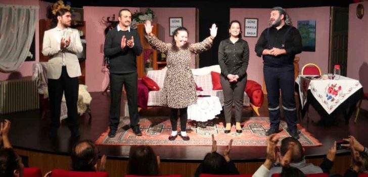 MERKEZEFENDİ BELEDİYESİ KENT TİYATROSU OYUNUNA BÜYÜK İLGİ