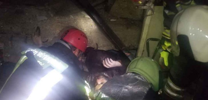 BÜYÜKŞEHİR EKİPLERİ, GÖÇÜKTEN 10 KİŞİYİ KURTARDI