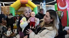 BİNLERCE ÇOCUK DOYASIYA EĞLENİYOR