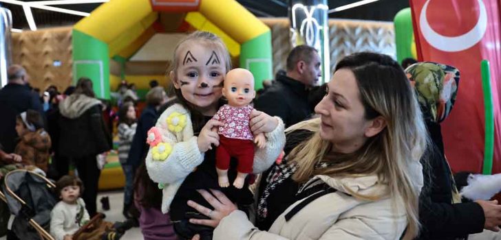 BİNLERCE ÇOCUK DOYASIYA EĞLENİYOR