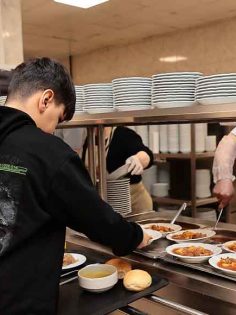 AŞEVİ İLK YEMEKLERİNİ AFETZEDELER İÇİN HAZIRLADI