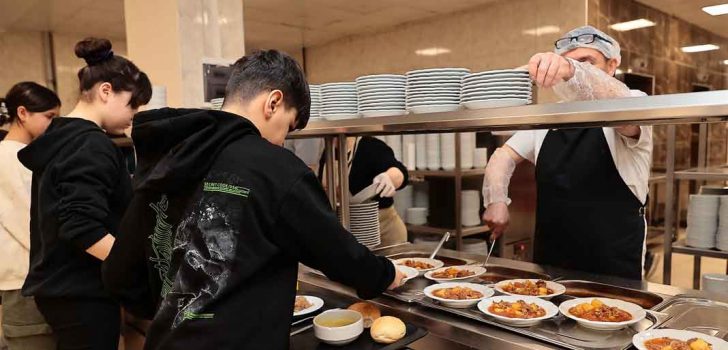 AŞEVİ İLK YEMEKLERİNİ AFETZEDELER İÇİN HAZIRLADI