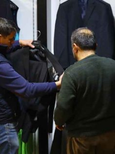 DENİZLİ’YE GELEN DEPREMZEDELERİN YARALARI SARILIYOR