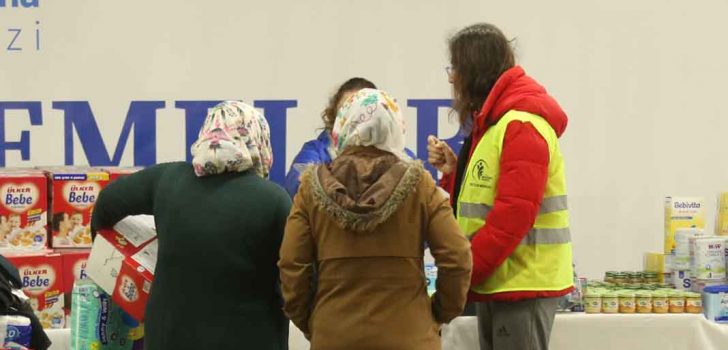 DAYANIŞMA MERKEZİ DEPREMZEDELERİN İHTİYACINI KARŞILIYOR