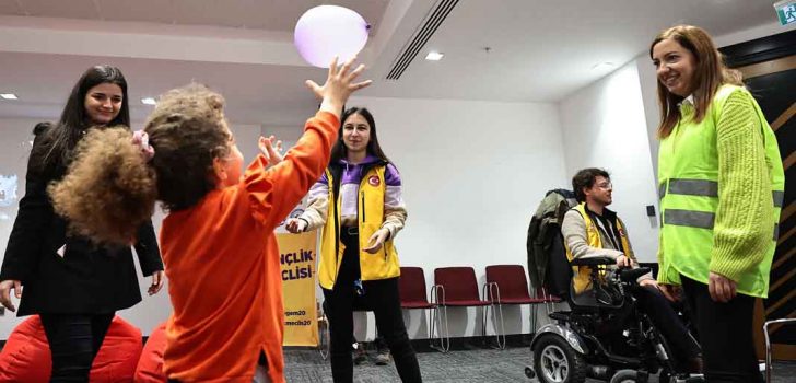 DENİZLİ’YE GELEN DEPREMZEDELERE BÜYÜKŞEHİR ELİ UZANIYOR