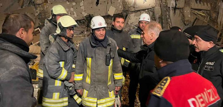 BAŞKAN ZOLAN VE VALİ ATİK DEPREM BÖLGESİNDE