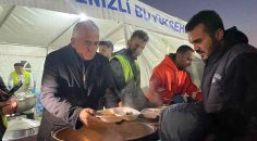 BAŞKAN ZOLAN AFETZEDELERE YEMEK DAĞITTI