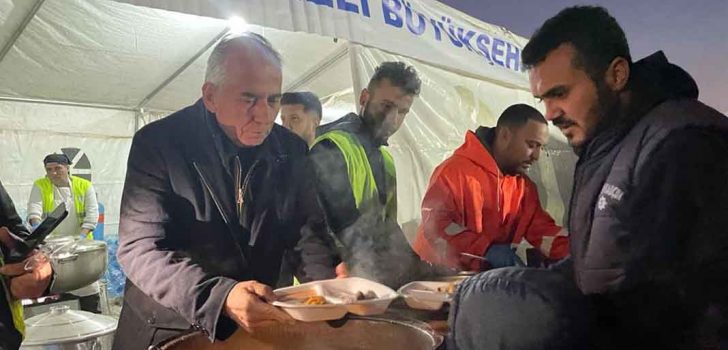 BAŞKAN ZOLAN AFETZEDELERE YEMEK DAĞITTI