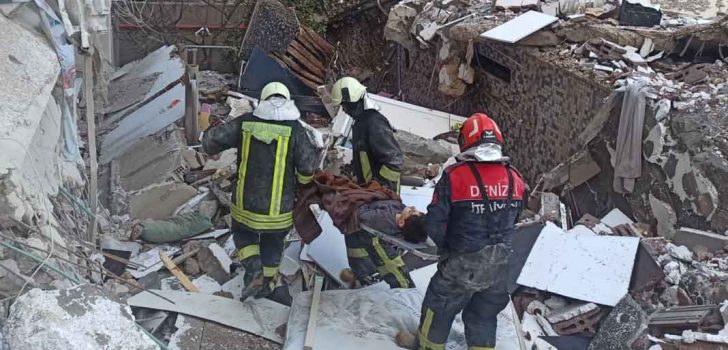 BÜYÜKŞEHİR EKİPLERİ, ENKAZDA BULDUĞU PARALARI TESLİM ETTİ