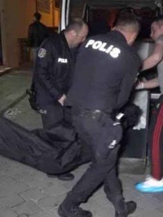 KOCASINI BIÇAKLA ÖLDÜRDÜ