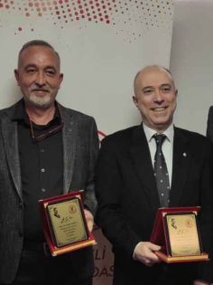 EMEKTAR HEKİMLER TIP BAYRAMINDA ONURLANDIRILDI