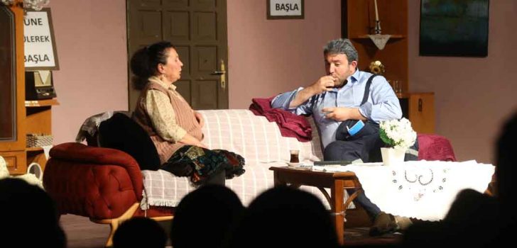 DÜNYA TİYATRO GÜNÜ’NDE PERDE ARALANDI OYUNCULAR SAHNE ALDI