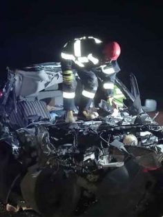 TAVAS’TA KAMYON İLE OTOMOBİL ÇARPIŞTI: 1 ÖLÜ