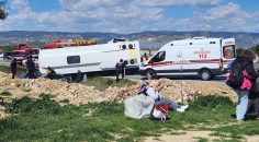 TURİST TAŞIYAN MİDİBÜS İLE OTOMOBİL ÇARPIŞTI: 1 ÖLÜ, 24 YARALI