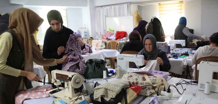 PAMUKKALE BELEDİYESİ KURSİYERLERİNDEN DEPREMZEDELERE DESTEK