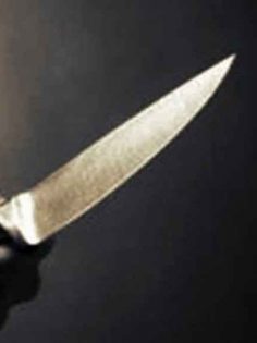 KARDEŞİNİ KARNINDAN BIÇAKLA YARALADI