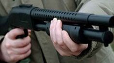 POMPALI TÜFEKLE ATEŞ EDİLDİ: 2 YARALI