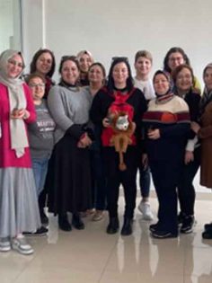 MERKEZ ÇARŞISI KADIN ÜRETİCİLERİ ÜRÜN FOTOĞRAFLAMAYI ÖĞRENİYOR