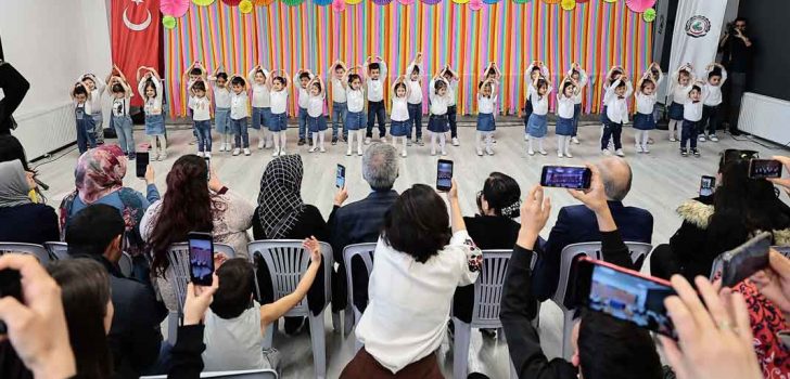 MİNİKLERDEN ERKEN 23 NİSAN KUTLAMASI