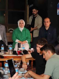 AHMET DAVUTOĞLU GENÇLERLE BİR ARAYA GELDİ