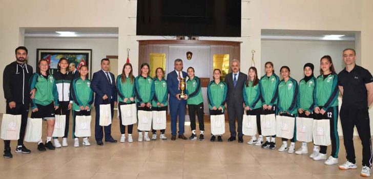 MESLEK LİSELİ KIZLAR TÜRKİYE ŞAMPİYONU OLDU