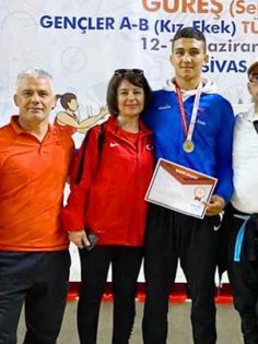 DENİZLİLİ GÜREŞÇİ TÜRKİYE ŞAMPİYONU