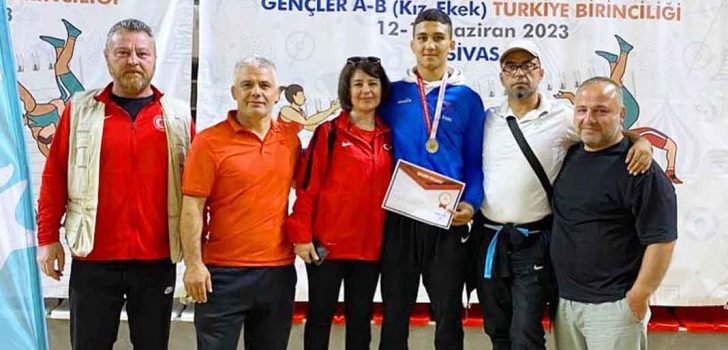 DENİZLİLİ GÜREŞÇİ TÜRKİYE ŞAMPİYONU