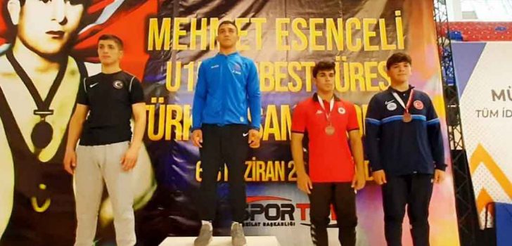 DENİZLİLİ GÜREŞÇİ TÜRKİYE ŞAMPİYONU