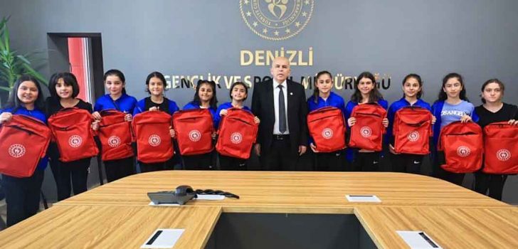 MİNİK HOKEYCİLER GENÇLİK SPOR’U ZİYARET ETTİ