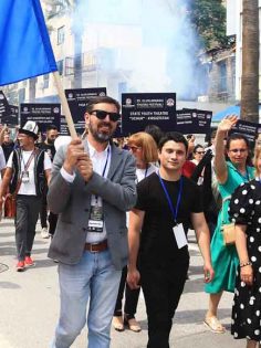 DENİZLİ TİYATROYA DOYACAK